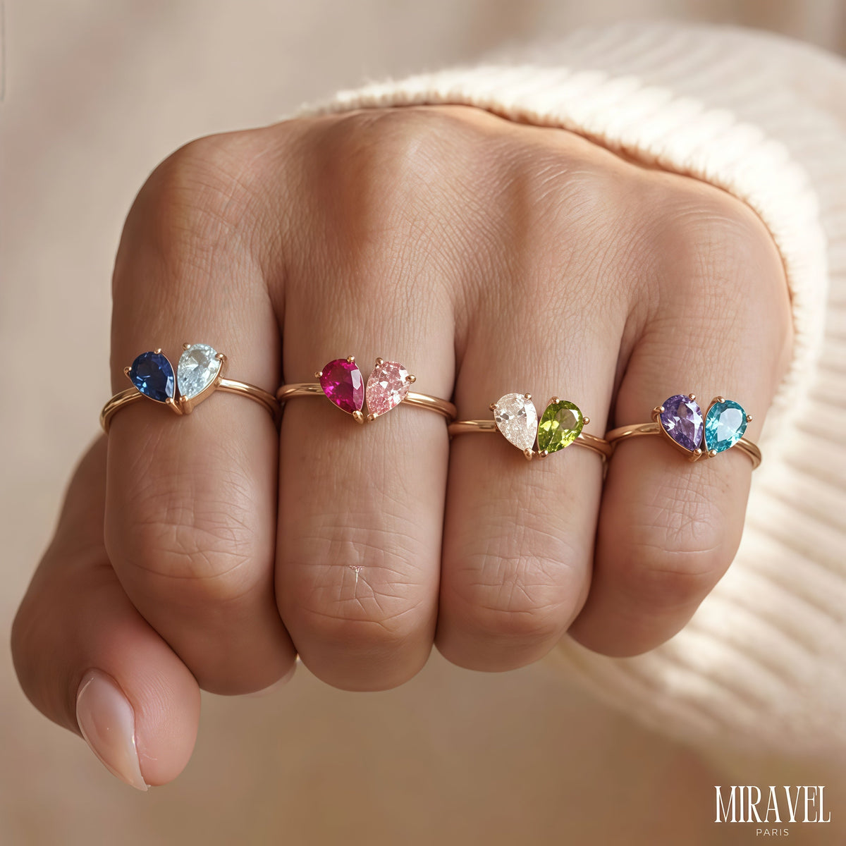 Bague Veria portée à la main, plusieurs bagues superposées