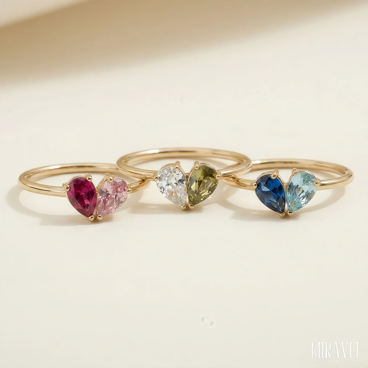 Gros plan sur les deux pierres de naissance de la bague Veria